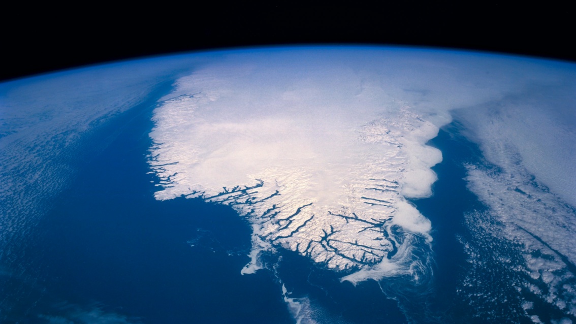Ein Foto aus dem All zeigt die Südspitze einer weißen Insel. 
