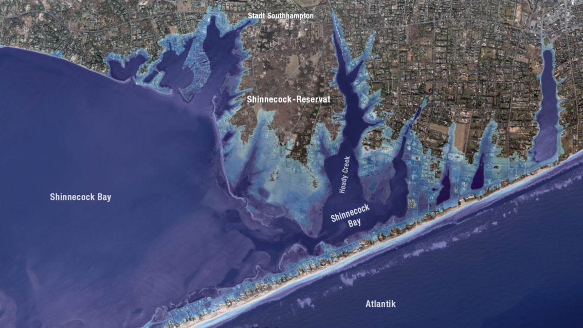 Noch einmal dasselbe Satellitenbild zeigt nun sehr große Flächen, etwa die Hälfte des Shinnecock Reservats, die vom Wasser bedeckt werden.