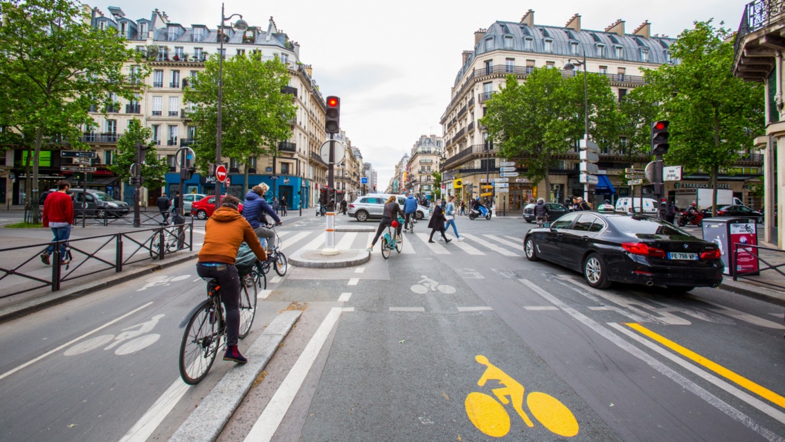 Auf einer großen Straße in Paris ist die Hälfte der Fahrbahn für Fahrräder abgesperrt.