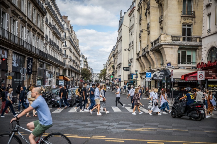 Eine mit vielen Fußgängern belebte Straße in Paris.