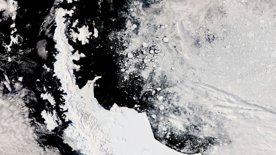 Eine Satellitenaufnahme des Larsen-B-Gletschers, der sich wie eine riesige Landzunge ins tiefschwarze Meer schiebt.
