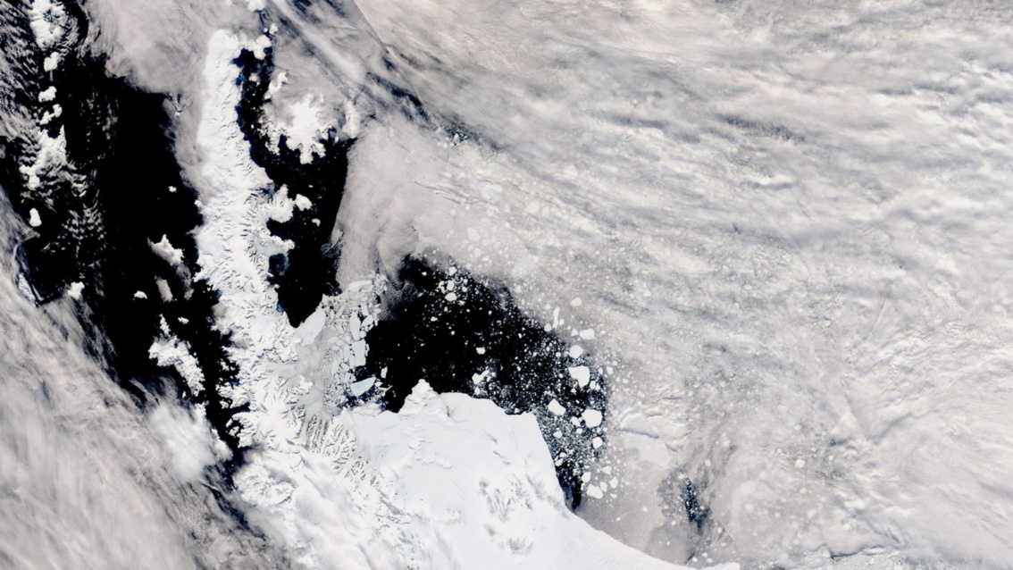 Eine weitere Satellitenaufnahme desselben Gletschers: Ein große Eisfläche ist abgebrochen und driftet ins Meer.