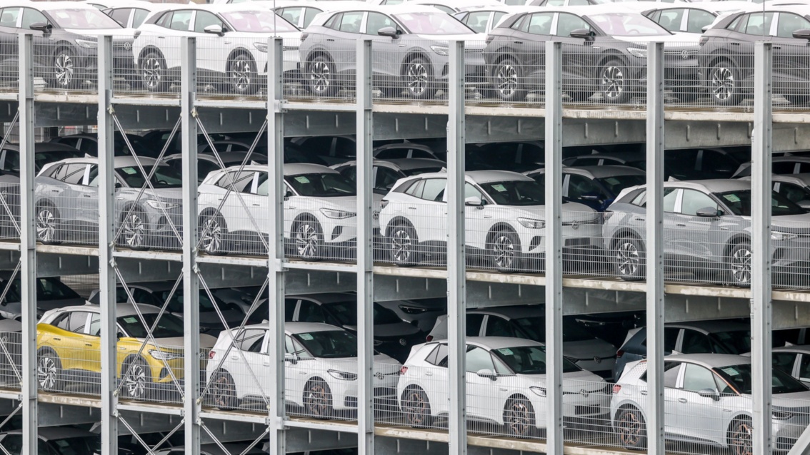 Bereit zur Auslieferung: In einem Parkdeck stehen auf mehreren Ebenen unzählige Elektroautos von Volkswagen. 