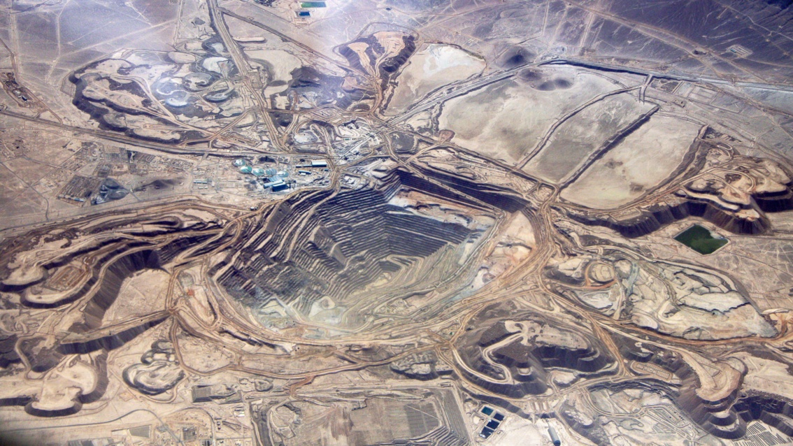 Die gigantische Kupfermine aus der Vogelperspektive: Stufenweise frisst sich die riesige Grube ins Erdreich.