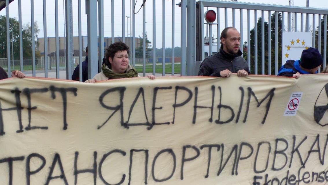 Slivyak, deutlich jünger: Bei einer Demonstration vor einem Sicherheitszaun hält er mit Mitstreitern ein großes Banner mit kyrillischer Schrift.