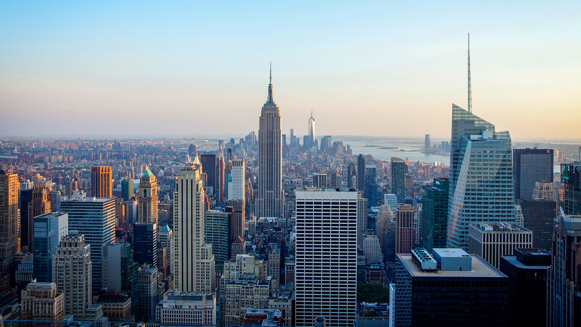 New Yorks Skyline: In der Mitte thront das Empire State Building, am Horizont blitzt das One World Trade Center auf.