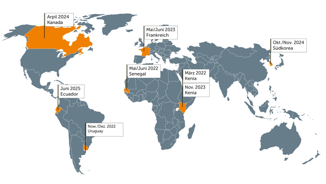 Eine Weltkarte in grau und orange zeigt den Zeitplan sowie die Verhandlungsorte des Plastikabkommen. 