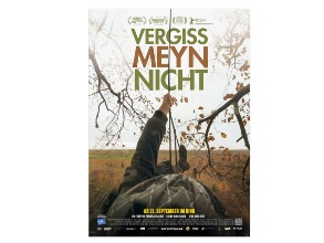 Ein Filmplakat: Der Titel „Vergiss Meyn nicht“ prangt in Großbuchstaben über einer Person, die sich gerade abseilt. 