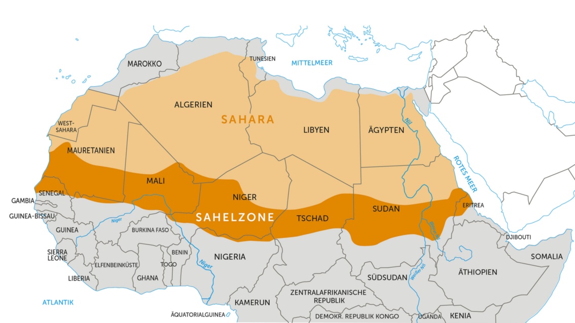 Auf einer politischen Landkarte von Afrika sind Sahara und Sahelzone farblich hervorgehoben.