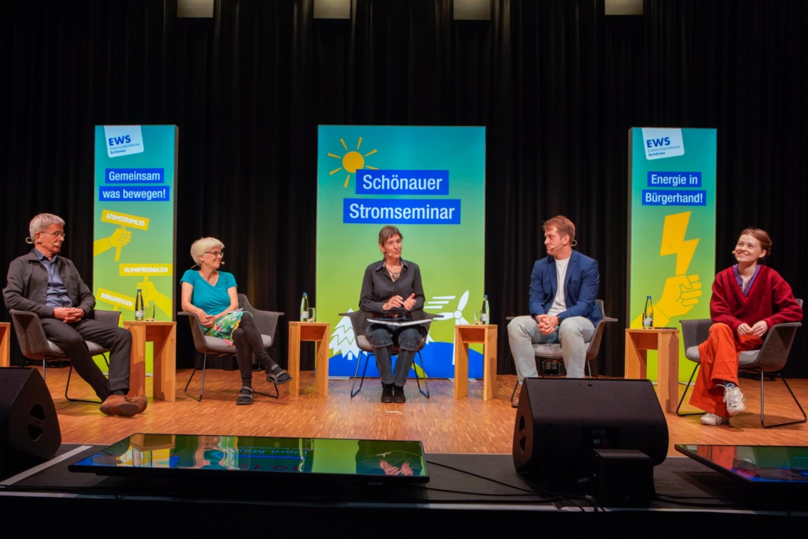 Drei Frauen und zwei Männer bilden das Podium, die Moderatorin in der Mitte stellt Fragen an die Diskutanten. 