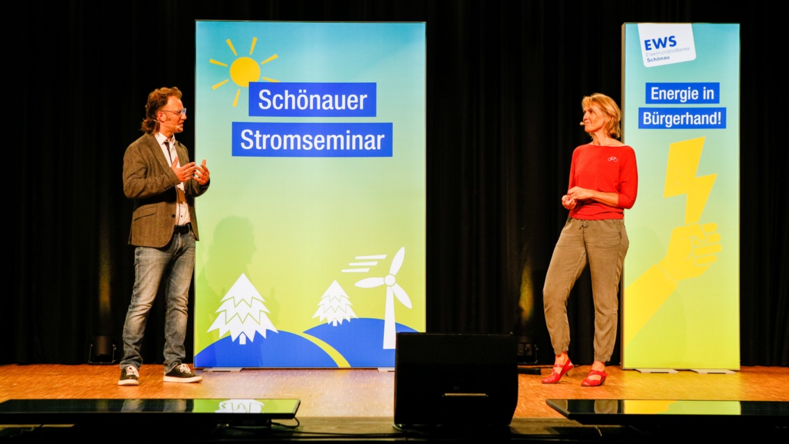 Auf der Bühne sind Armin Kommenda und Stefanie Janssen im angeregten Austausch.