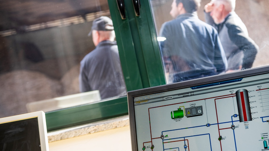 View into the control room of the heating plant: The technical parameters of the plant are displayed on a screen.