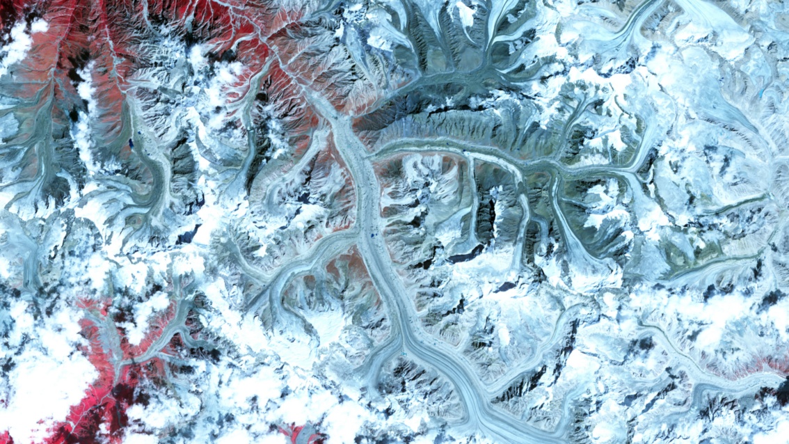 Satellitenaufnahme vom Himalaya und seinen Gletschern: weite Flächen sind rot eingefärbt. 