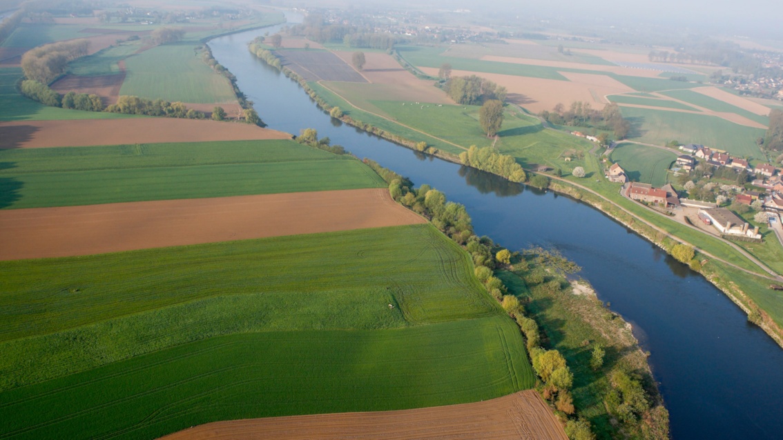 Luftfotografie: Zustand vor Naturierung, bewirtschaftete Flächen reichen bis direkt an die Flussufer