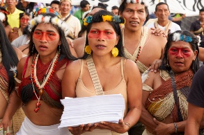 Eine Gruppe indigener Aktivisten in traditioneller Kleidung. 