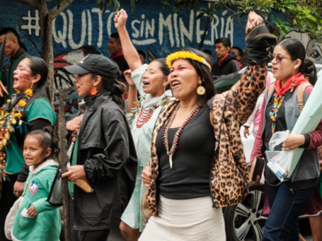 Eine Gruppe Menschen aus einer indigenen Gemeinschaft auf einem Protestzug