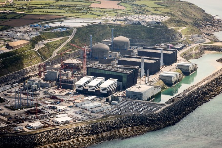 Luftaufnahme der Rekatorblöcke und der Baustelle des Atomkraftwerks Flamanville an der Atlantikküste