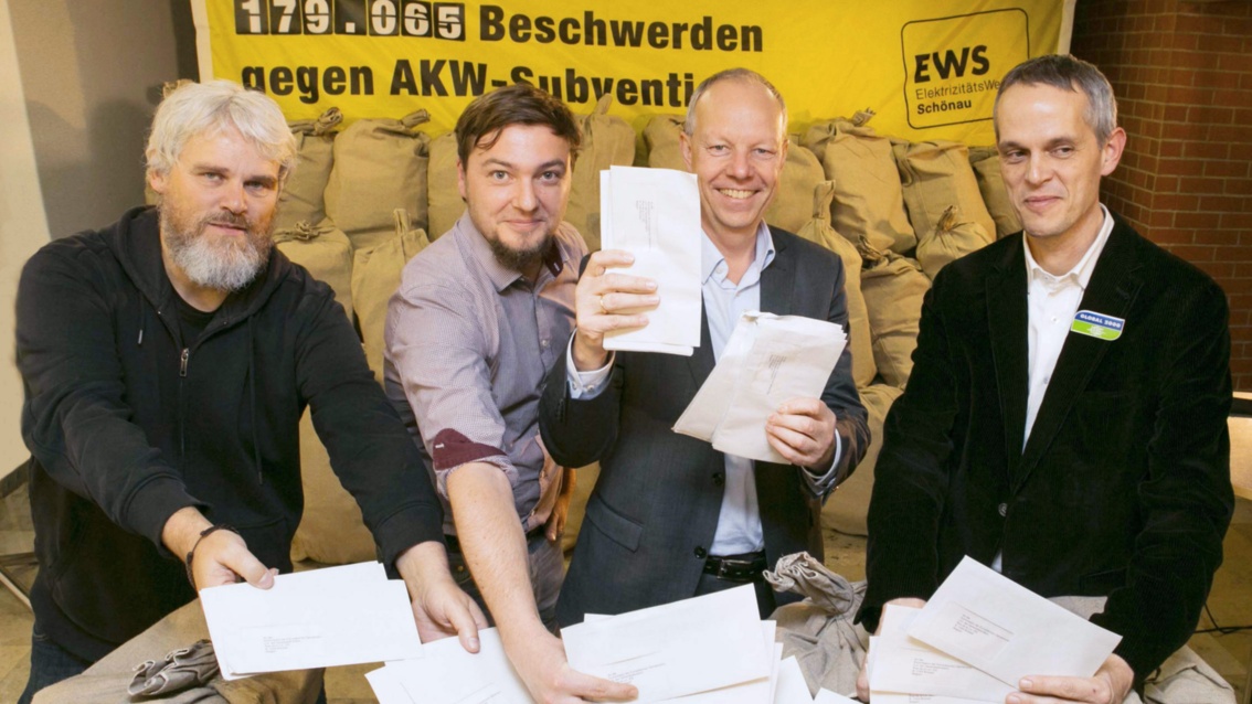 Jochen Stay, Sebastian Sladek, Thomas Jorberg und Reinhold Uhrig zeigen Beschwerdebriefe