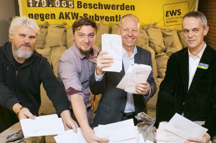 Jochen Stay, Sebastian Sladek, Thomas Jorberg und Reinhold Uhrig zeigen Beschwerdebriefe