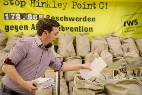 EWS-Vorstand Sebastian Sladek beim Einpacken der Beschwerdebriefe