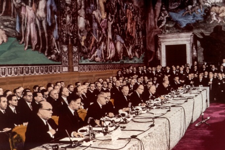 Die Delegationen der Gründungsstaaten der EU sitzen an einem Tisch und unterzeichnen die Verträge.