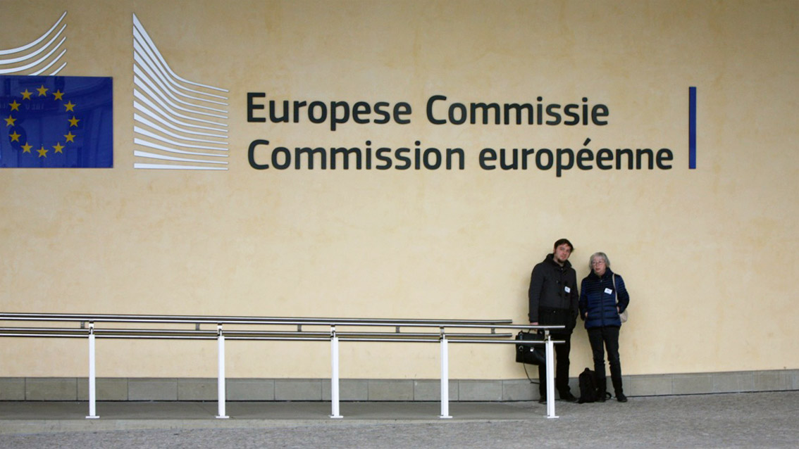 Sebastian und Ursula und Sladek vor dem Gebäude der EU-Kommission