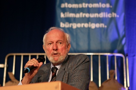 Prof. Ernst Ulrich von Weizsäcker hält einen Vortrag auf dem Schönauer Stromseminar