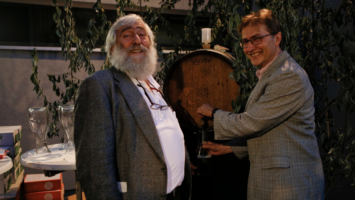 Dr. Michael Sladek und Prof. Dr. Uwe Leprich vor einem Holzweinfass