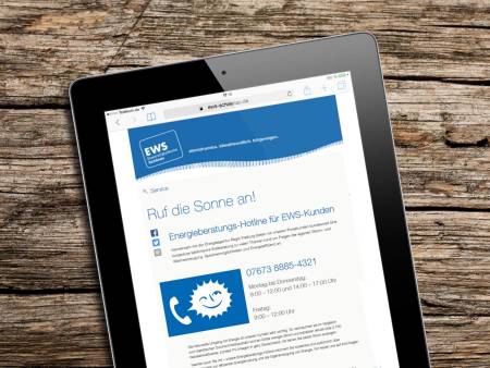 iPad mit Energieberatungs-Hotline-Seite der EWS