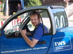 Mitarbeiter der EWS im Elektroauto