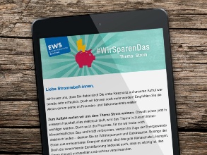 Auf einem Tablet-Computer erscheint ein Newsletter mit dem Titel #WirSparenDas.