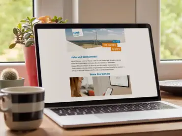 Auf einem Laptop-Computer, der auf einem Fensterbrett steht, erscheint der EWS-Newsletter.