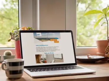 Auf einem Laptop-Computer, der auf einem Fensterbrett steht, erscheint der EWS-Newsletter.