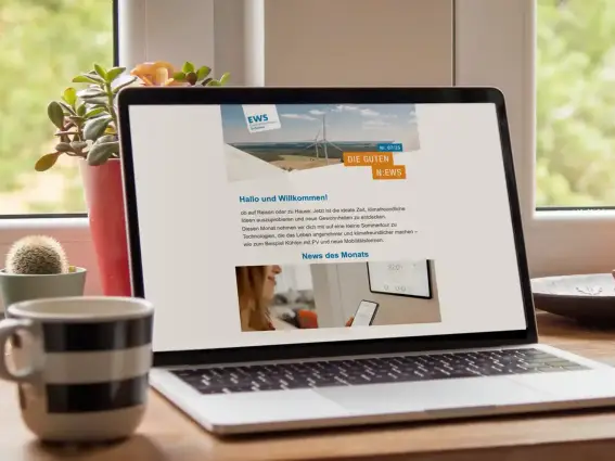 Auf einem Laptop-Computer, der auf einem Fensterbrett steht, erscheint der EWS-Newsletter.