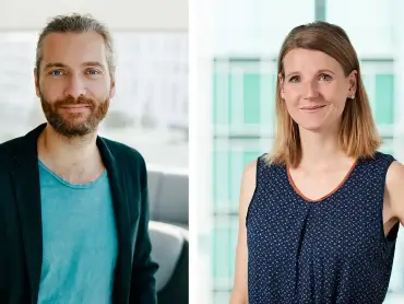 Zwei Portraitfotos nebeneinander, links ein junger Mann in einem Wohnzimmer, rechts eine junge Frau vor einer Glasfassade