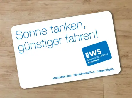 EWS-Ladekarte mit Sonnenslogan «Sonne tanken, günstiger fahren»