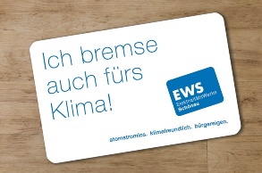 Ladekarte von den EWS mit Aufdruck «Ich bremse auch fürs Klima!»