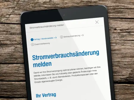 Auf einem Tablet-Computer wird das Formular «Stromverbrauchsänderung melden» angezeigt.