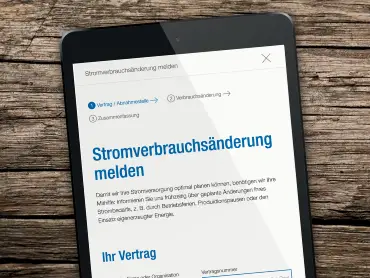 Auf einem Tablet-Computer wird das Formular «Stromverbrauchsänderung melden» angezeigt.