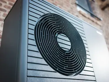 Eine Wärmepumpe vor einer Hauswand
