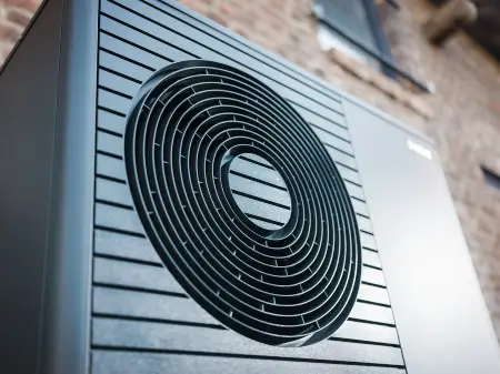Eine Wärmepumpe vor einer Hauswand