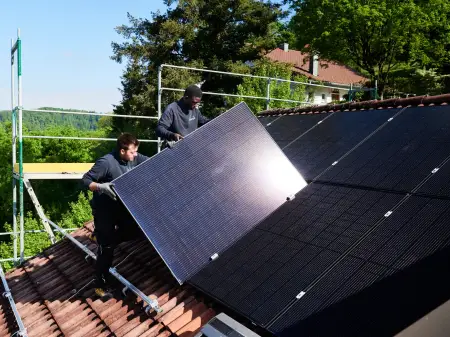 Installation einer PV-Anlage auf einem Hausdach im Schwarzwald
