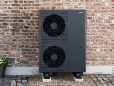 Wärmepumpe im Garten eines Einfamilienhauses