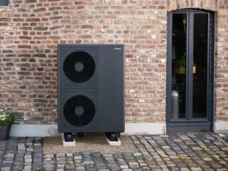 Ein Einfamilienhaus, an dem eine Wärmepumpe angebracht ist