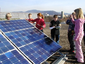 Schüler an einer Photovoltaikanlage