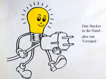 Glühbirnenmännchen mit Stecker in der Hand