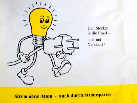 Glühbirnenmännchen mit Stecker in der Hand