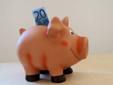 Sparschwein mit 20-€-Schein