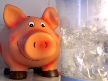 Sparschwein neben Wasserkocher