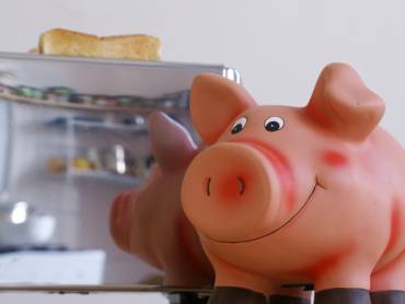 Sparschwein vor Toaster